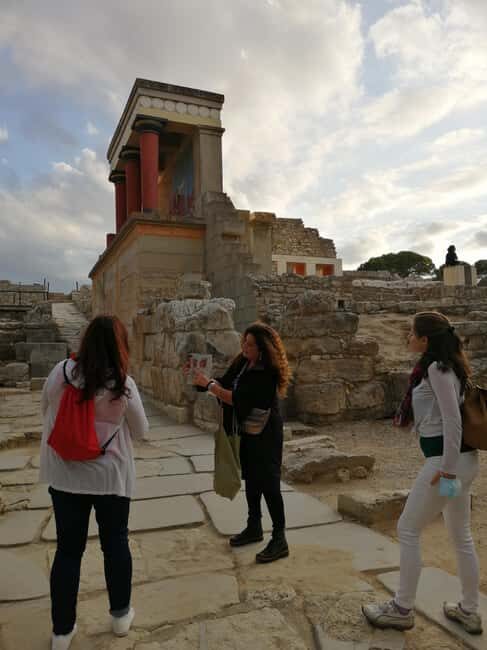 Guided visit of Knossos Palace in Spanish - A Closer Look at the Tour Experience