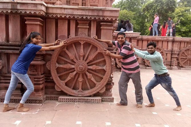 Gwalior City tour with Gwalior fort, Jai Vilas palace & Holy Temples - FAQs