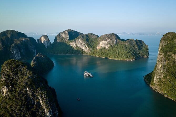 HALONG BAY LUXURY IRIS CRUISE DAY TRIP-BEST SELLER: Kayak, Music - Who Would Love This Tour?