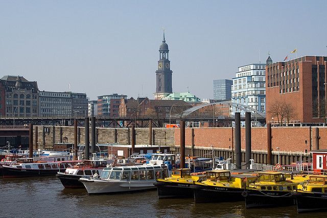 Hamburg: 1.5-Hour Comedy Bus Tour in German - Who Would Enjoy This Tour?