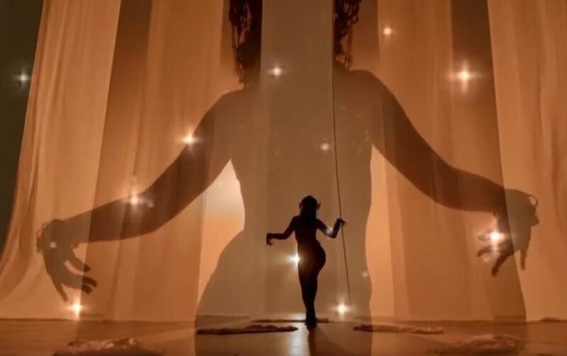 Hamburg: Private St. Pauli Night Tour with Musical Dancer - An In-Depth Look at the Hamburg St. Pauli Night Tour