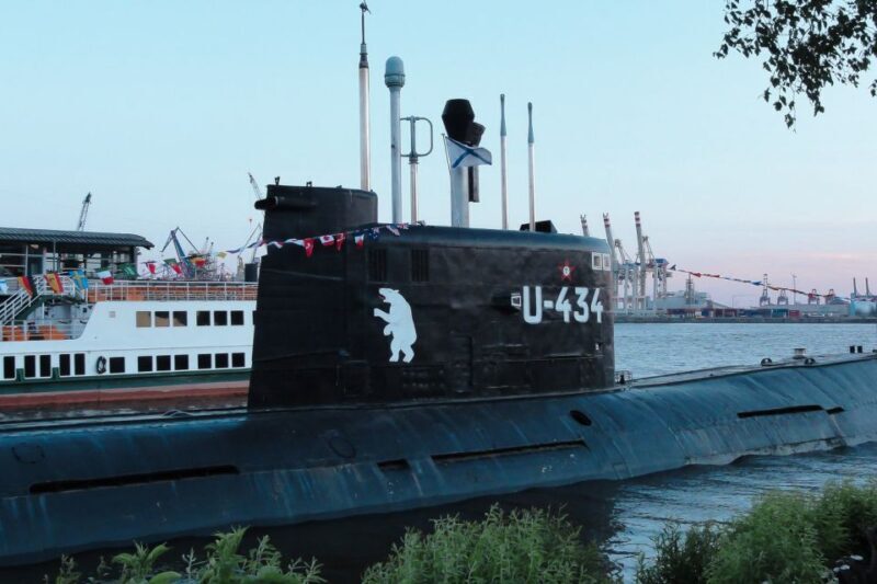 Hamburg: Reeperbahn, Port, & Fish Market Morning Tour - Key Points