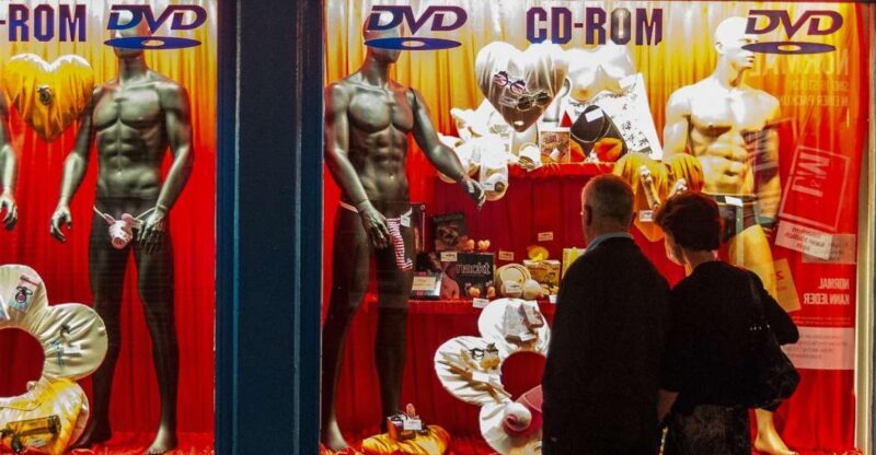 Hamburg: St. Pauli Highlights Guided Tour with Beer for 18+ - A Deep Dive into the Reeperbahn Tour Experience