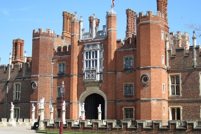 Hampton Court Palace 3hr tour: Henry VIII's & William III's intriguing Palaces - An In-Depth Look at the Hampton Court Palace 3-Hour Tour