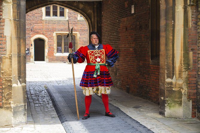 Hampton Court Palace & Garden Maze, Private Tour Admission with Audio Guides - FAQs