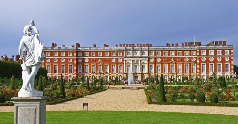 Hampton Court Palace Private tour With Fast Track Entry - Key Points