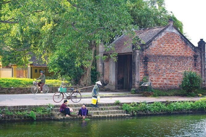Hanoi to Van Phuc Silk & Duong Lam Ancient Village Private Tour - A Detailed Look at the Hanoi to Van Phuc Silk & Duong Lam Tour