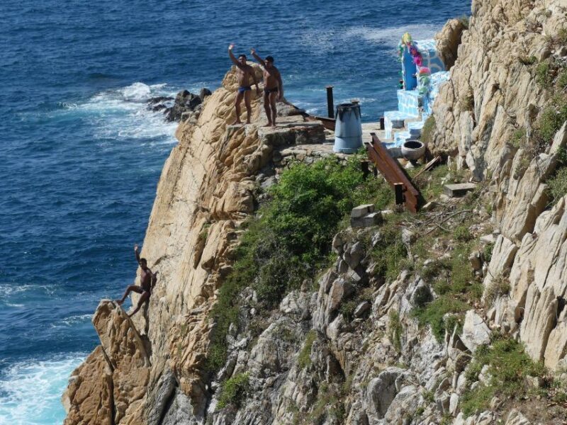 *High Cliff Diver Show & Round Trip Transportation - Authenticity and Cultural Insight