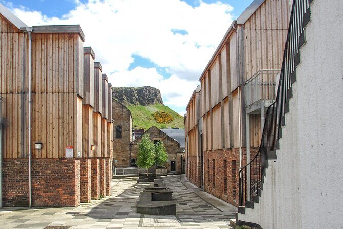 Highlights from Edinburghs Old Town: A Self-Guided Audio Tour - How It Works