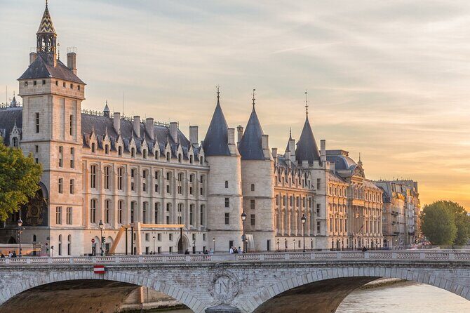 Historic Heart of Paris: Île de la Cité Walking Tour - An In-Depth Look at the Île de la Cité Walking Tour
