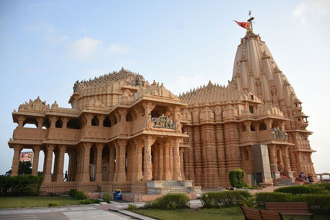 Historical and Spiritual Sojourn: Rajkot to Somnath Tour - Savoring Local Flavors: Lunch in Somnath