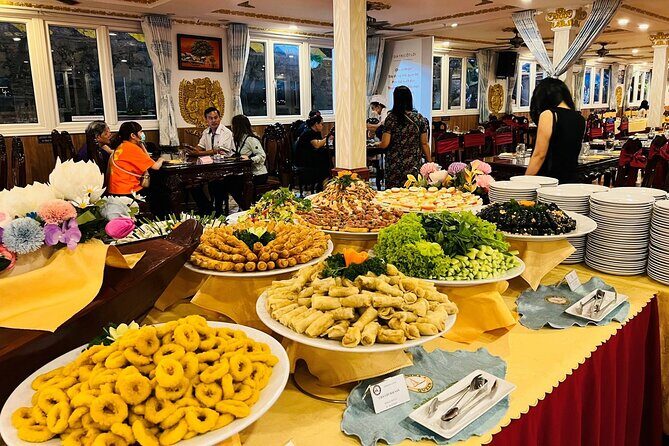 Ho Chi Minh City: Saigon River Dinner Cruise with Live Music - Key Points