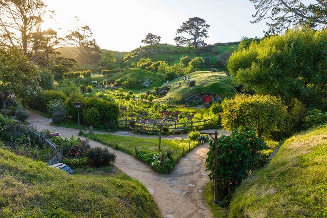 Hobbiton Movie Set and Hamilton Gardens Small Group-from Auckland - A Full-Day Tour That Balances Fantasy and Nature