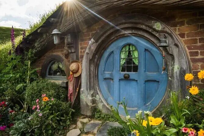 Hobbiton Movie Set Small Group Private Transfer from Auckland - A Comfortable Start: Auckland Pickup and Transit