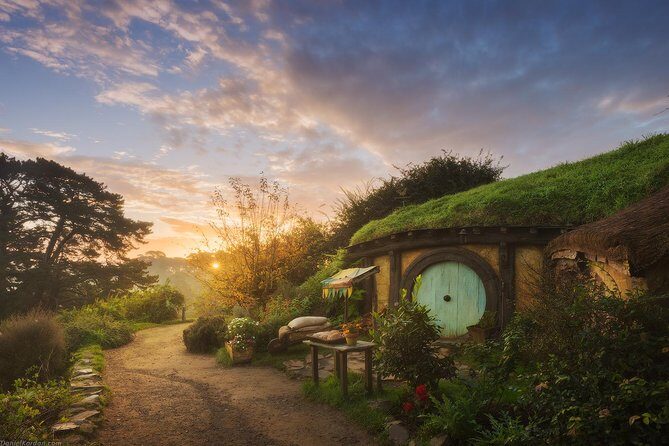 Hobbiton Movie Set tour & Glowworm Cave day tour - Key Points