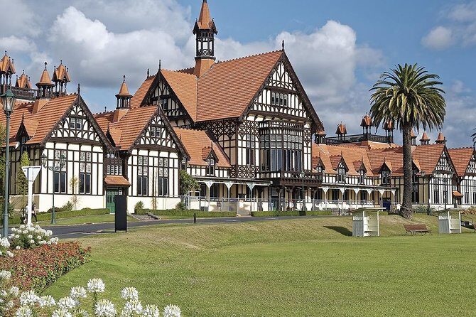 Hobbiton & Rotorua Small Group Day Tour inc Te Puia from Auckland - The Experience for Different Travelers