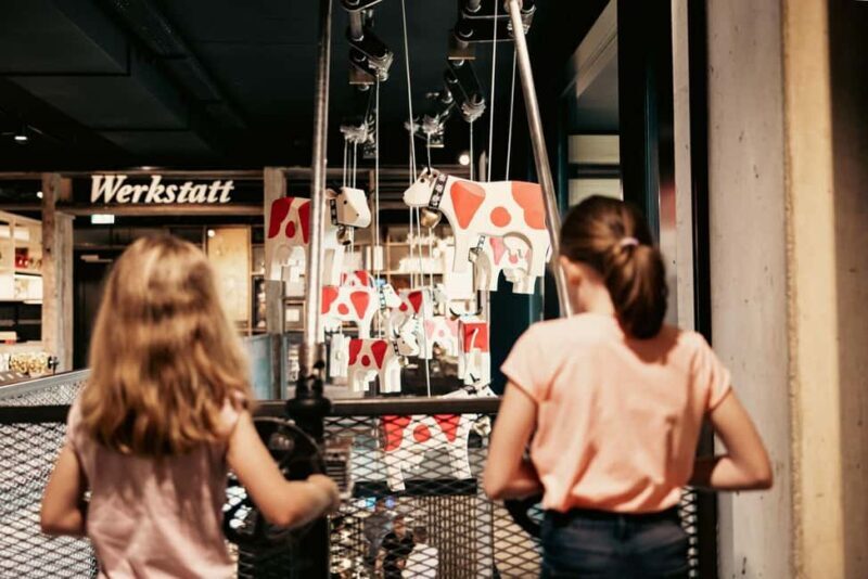 Hofstetten bei Brienz: Trauffer Erlebniswelt Ticket - Hands-On Carving and Painting