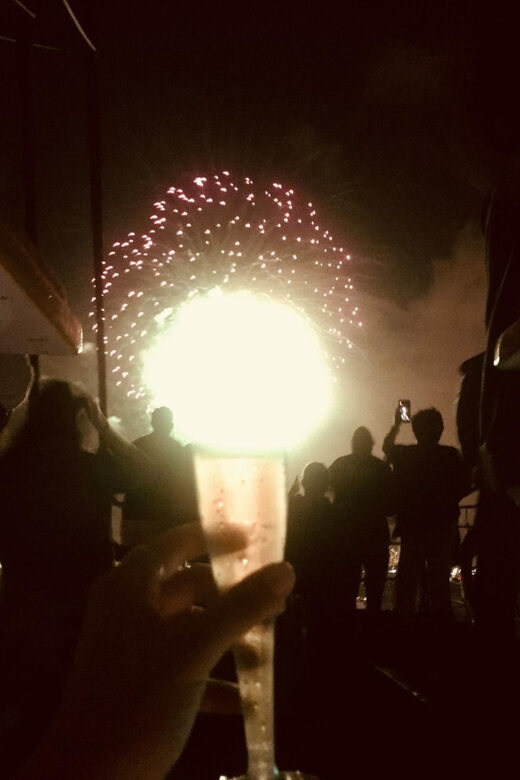 Honolulu: 1-Hour Friday Night Fireworks Cruise with Drinks - Key Points