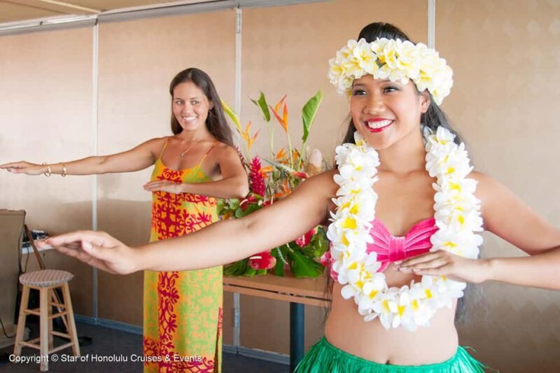 Honolulu: Pacific Star Sunset Buffet and Show - Key Points