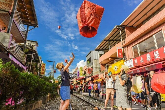 Houtong Cat Village, Shifen Sky Lantern and Jiufen Full Day Tour - Key Points