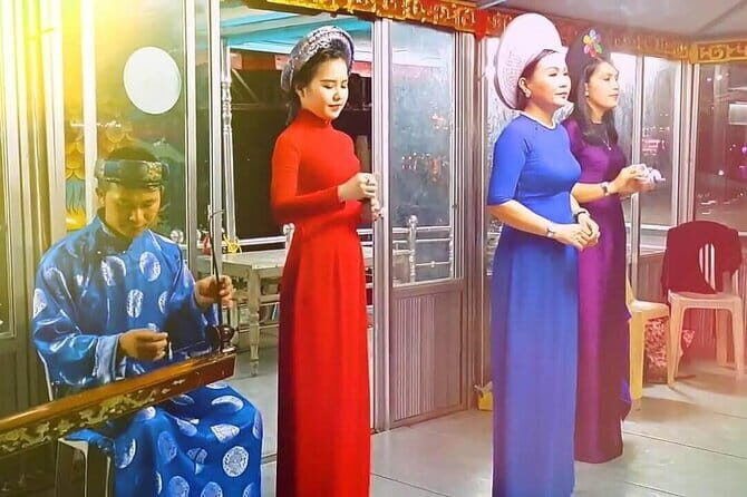 Hue Night Tour: Cyclo, Street Food & Folk Music on Perfume River - Authenticity and Traveler Feedback