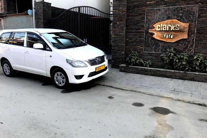 Innova To and Fro Pvt. Airport Transfer from Srinagar / Dal Lake - Who Should Consider This Service?