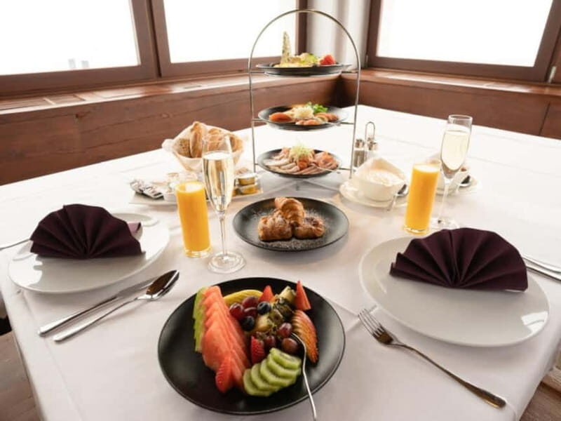 Innsbruck: Breakfast with Prosecco and Panoramic Views - The Views and Atmosphere