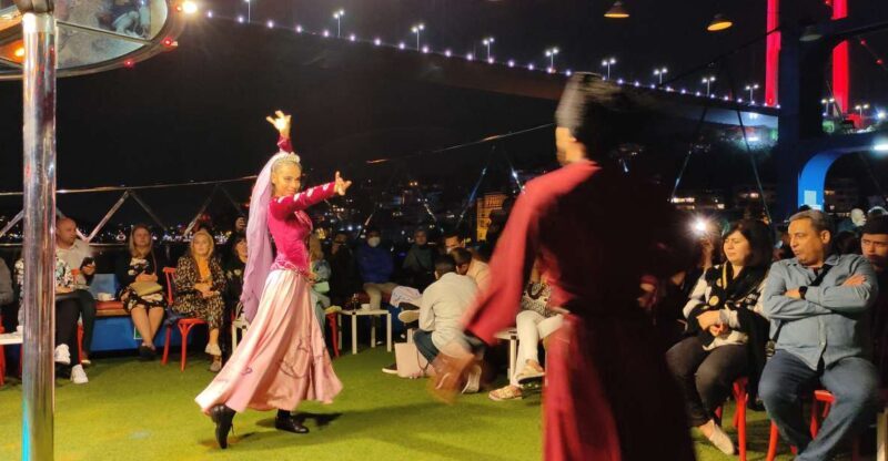 Istanbul: Bosphorus Dinner Cruise with Turkish Night Show - Experience and Atmosphere