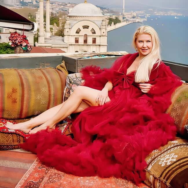 Istanbul: Rooftop Photoshoot with Flying Dress - An In-Depth Look at the Rooftop Flying Dress Photoshoot