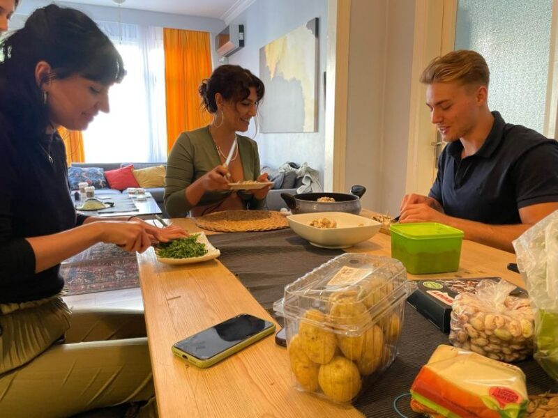 Istanbul: Vegan/Vegetarian Cooking Class with Locals at Home - Arriving at the Local Home