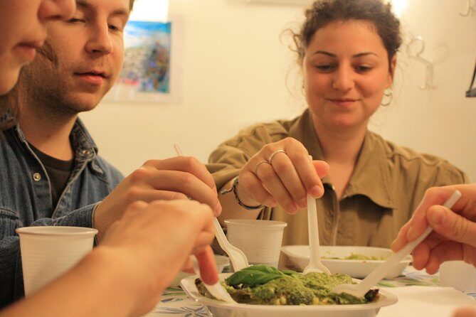 Itinerant dinner in the old town - The Guide and Group Experience