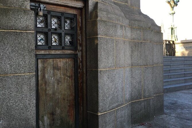 James Bond ,The Kingsman, plus Spies and Villains Black Taxi Tour - Who should consider this tour?