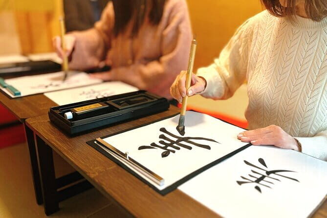 Japanese miniature kimono made with origami in Osaka - The Teaching Style
