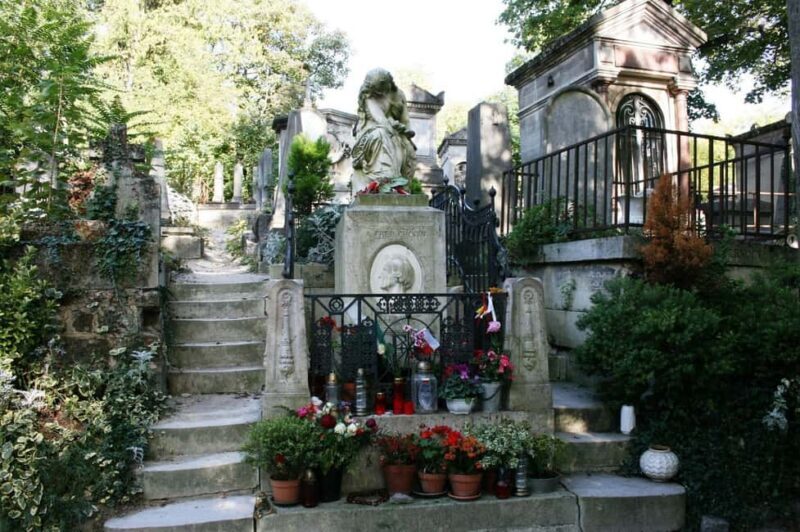 Join a small group tour of the Père Lachaise cemetery in Italian - Discovering Père Lachaise Cemetery: An authentic and insightful experience