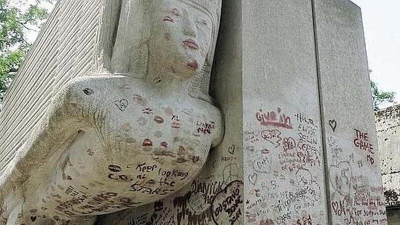 Join a small group tour of the Père Lachaise cemetery in Italian - Deep dive into the itinerary