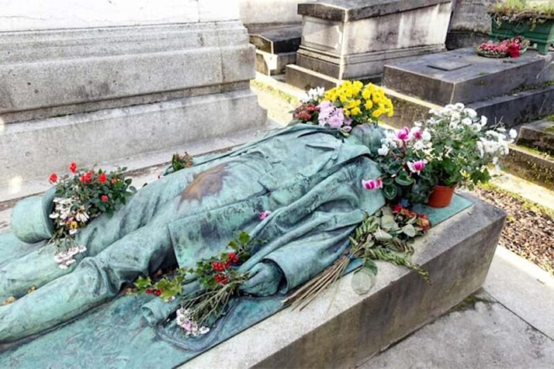Join a small group tour of the Père Lachaise cemetery in Italian - Why this tour offers great value