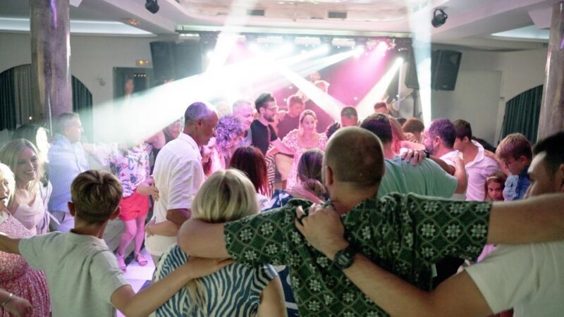 Kamari: Greek Show, Buffet Dinner, and Drinks at Dimitris - Key Points