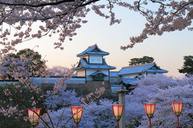 Kanazawa private half day/Photoshoot by professional photographer - Exploring the Kanazawa Highlights with a Local Touch