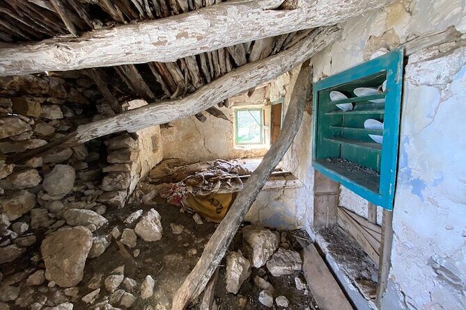 Karpathos Lastos mountain Hike with guide - What does the tour include and how is it structured?
