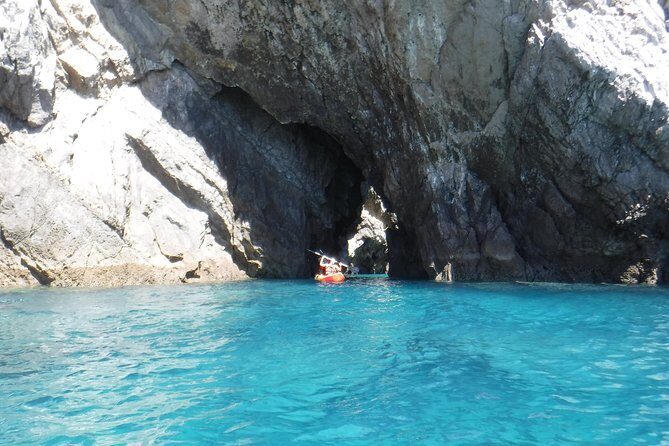 Kayak tour from Sesimbra to Ribeira do Cavalo Beach, passing through the caves - Frequently Asked Questions