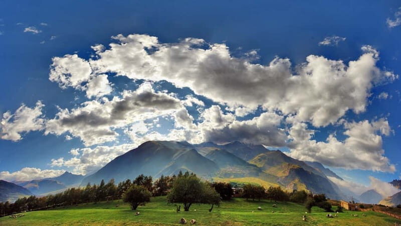 Kazbeg Mountains Day Trip with Gourmet Lunch at Rooms! - Who Should Consider This Tour