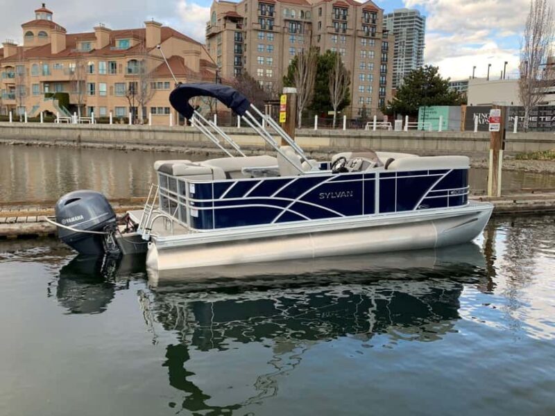 Kelowna: Sylvan Mirage Cruise Pontoon for rent - What Makes This Pontoon Stand Out