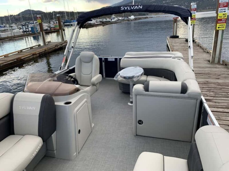 Kelowna: Sylvan Mirage Cruise Pontoon for rent - The Practical Side: What’s Included and What Isn’t