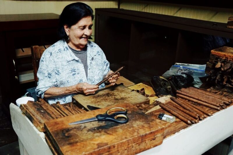 Key West: Seafood and Seaport Walking Tour with 5 Tastings - The Itinerary: What to Expect on Your Seafood and Seaport Walk