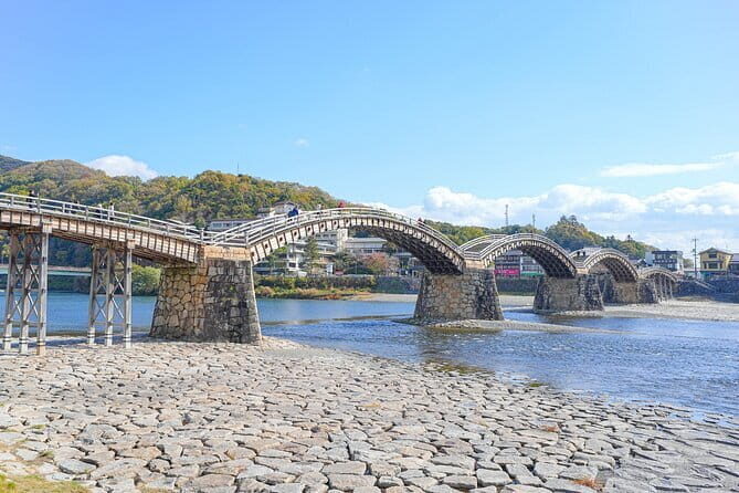 Kintai Kyo Bridge and Iwakuni Castle with Local Guide - Exploring the Itinerary in Detail