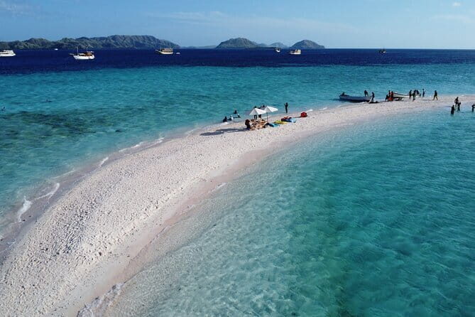 Komodo Islands with Speedboat in Labuhan Bajo - A Deep Dive into the Experience