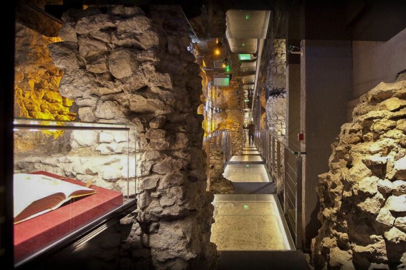 Krakow: Guided Tour of Rynek Underground - The Guide Experience: Knowledge and Enthusiasm