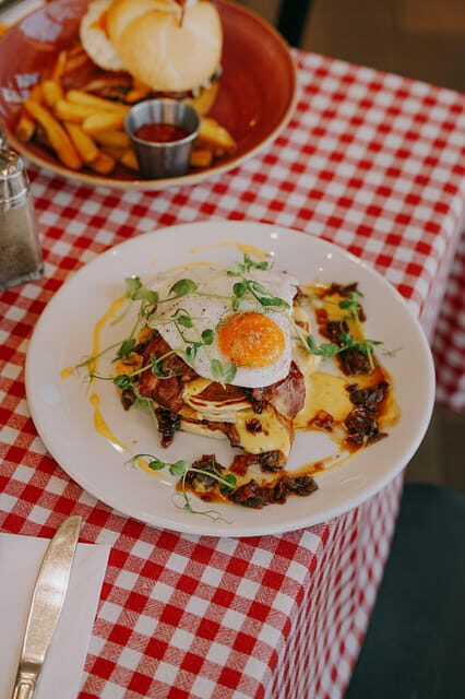 Krakow: Hard Rock Cafe Breakfast - Key Points