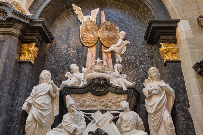 Krakow: Old Town Sightseeing by Golf Cart and Wawel Castle Guided Tour - Inside Wawel Castle: What to Expect