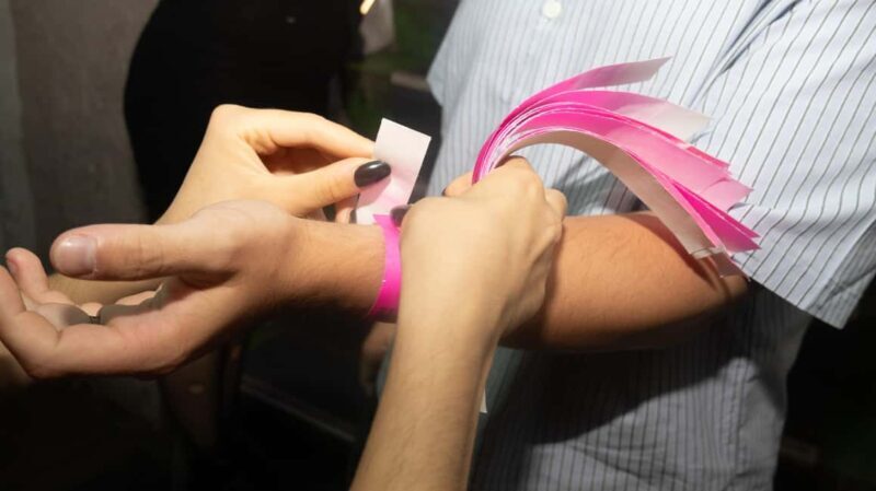 Krakow: Pub Crawl 1H Open Bar, VIP Entry & Welcome Shots - Exploring the Experience in Detail